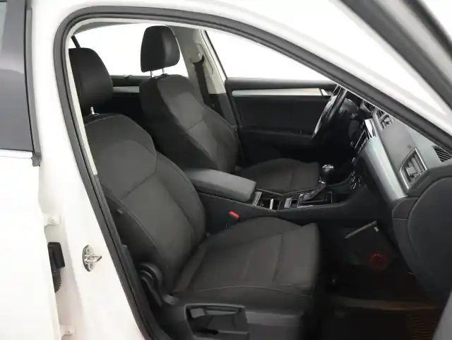 Valkoinen Sedan, Skoda Superb – GLX-256