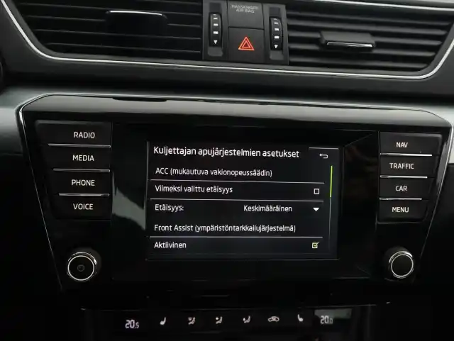 Valkoinen Sedan, Skoda Superb – GLX-256
