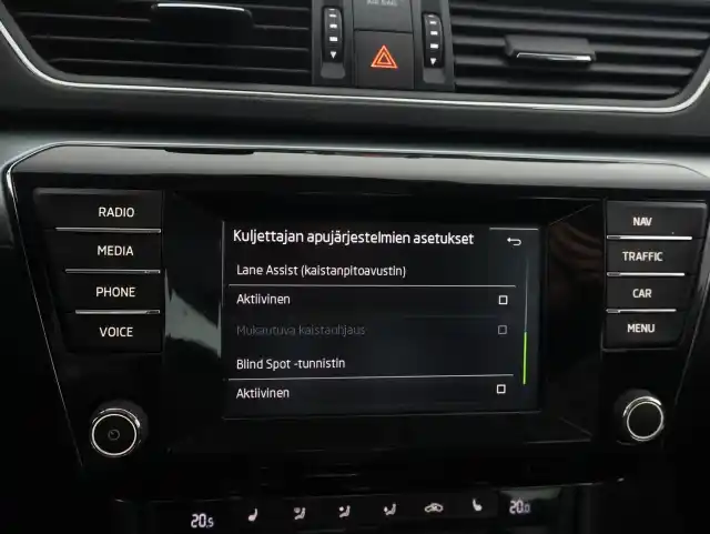 Valkoinen Sedan, Skoda Superb – GLX-256
