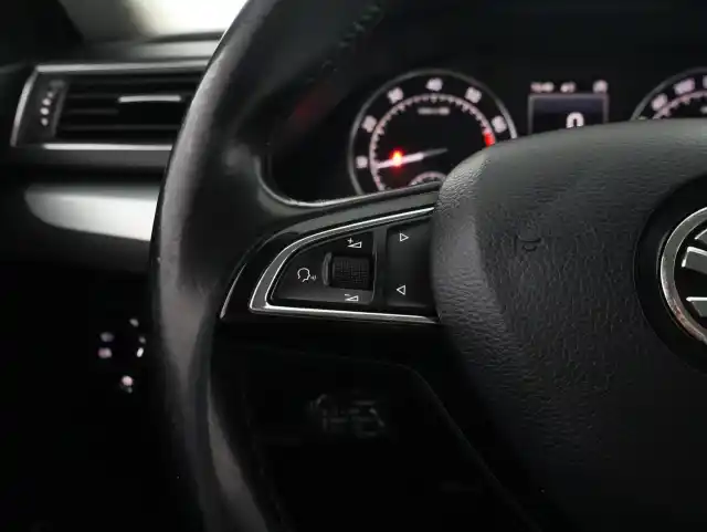 Valkoinen Sedan, Skoda Superb – GLX-256