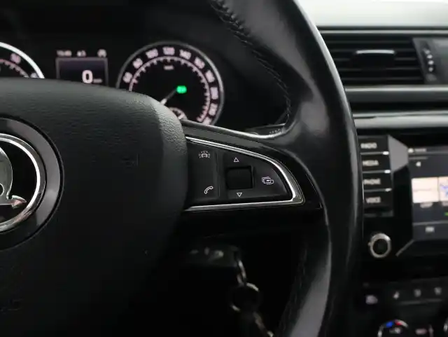 Valkoinen Sedan, Skoda Superb – GLX-256