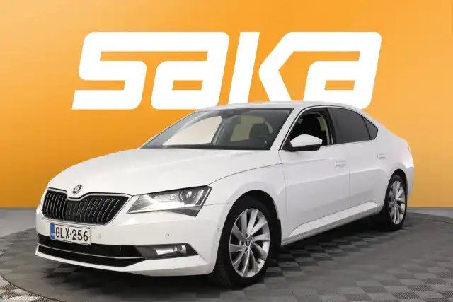 Valkoinen Sedan, Skoda Superb – GLX-256