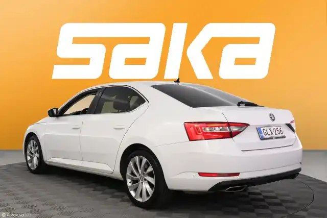 Valkoinen Sedan, Skoda Superb – GLX-256