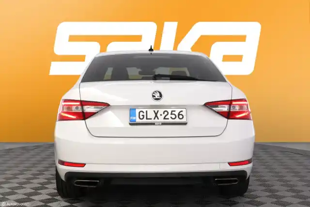Valkoinen Sedan, Skoda Superb – GLX-256