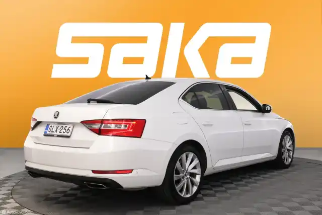 Valkoinen Sedan, Skoda Superb – GLX-256