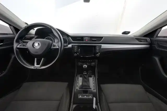Valkoinen Sedan, Skoda Superb – GLX-256