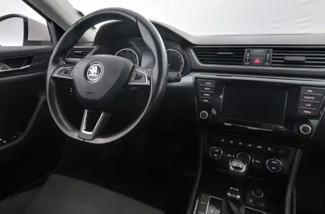 Valkoinen Sedan, Skoda Superb – GLX-256