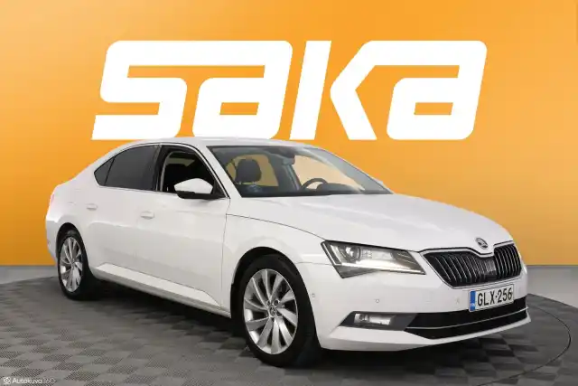 Valkoinen Sedan, Skoda Superb – GLX-256