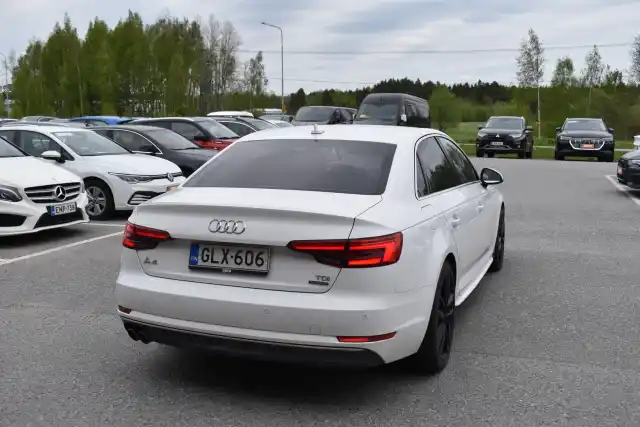 Valkoinen Sedan, Audi A4 – GLX-606