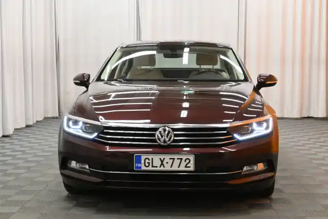 Punainen Sedan, Volkswagen Passat – GLX-772