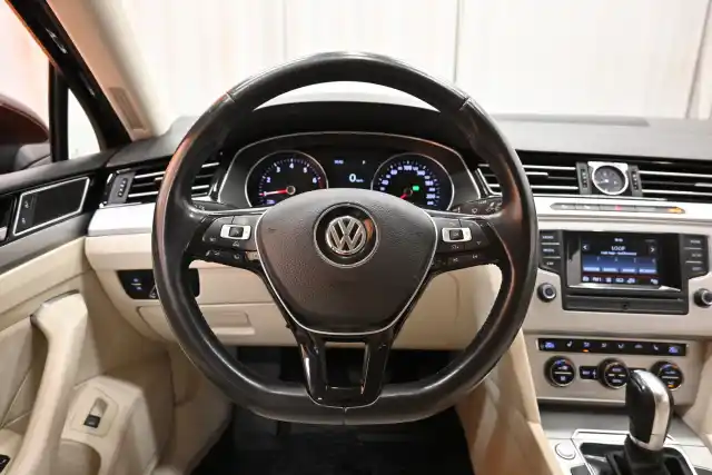 Punainen Sedan, Volkswagen Passat – GLX-772