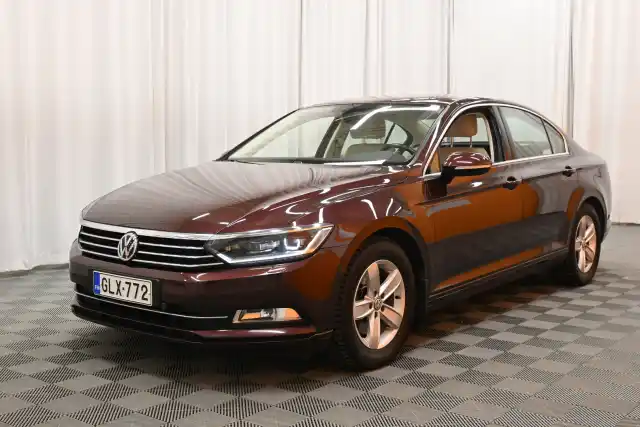 Punainen Sedan, Volkswagen Passat – GLX-772