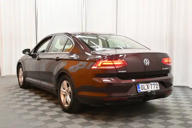 Punainen Sedan, Volkswagen Passat – GLX-772