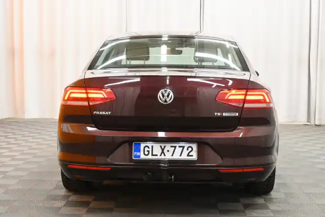 Punainen Sedan, Volkswagen Passat – GLX-772