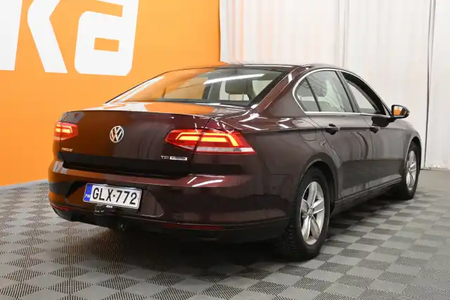 Punainen Sedan, Volkswagen Passat – GLX-772