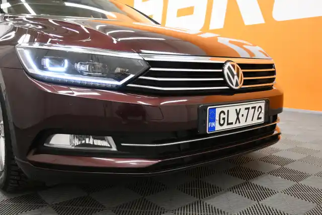 Punainen Sedan, Volkswagen Passat – GLX-772