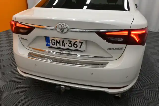 Valkoinen Sedan, Toyota Avensis – GMA-367