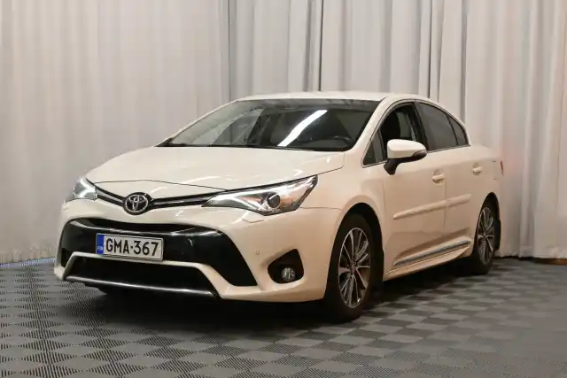 Valkoinen Sedan, Toyota Avensis – GMA-367