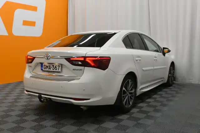 Valkoinen Sedan, Toyota Avensis – GMA-367