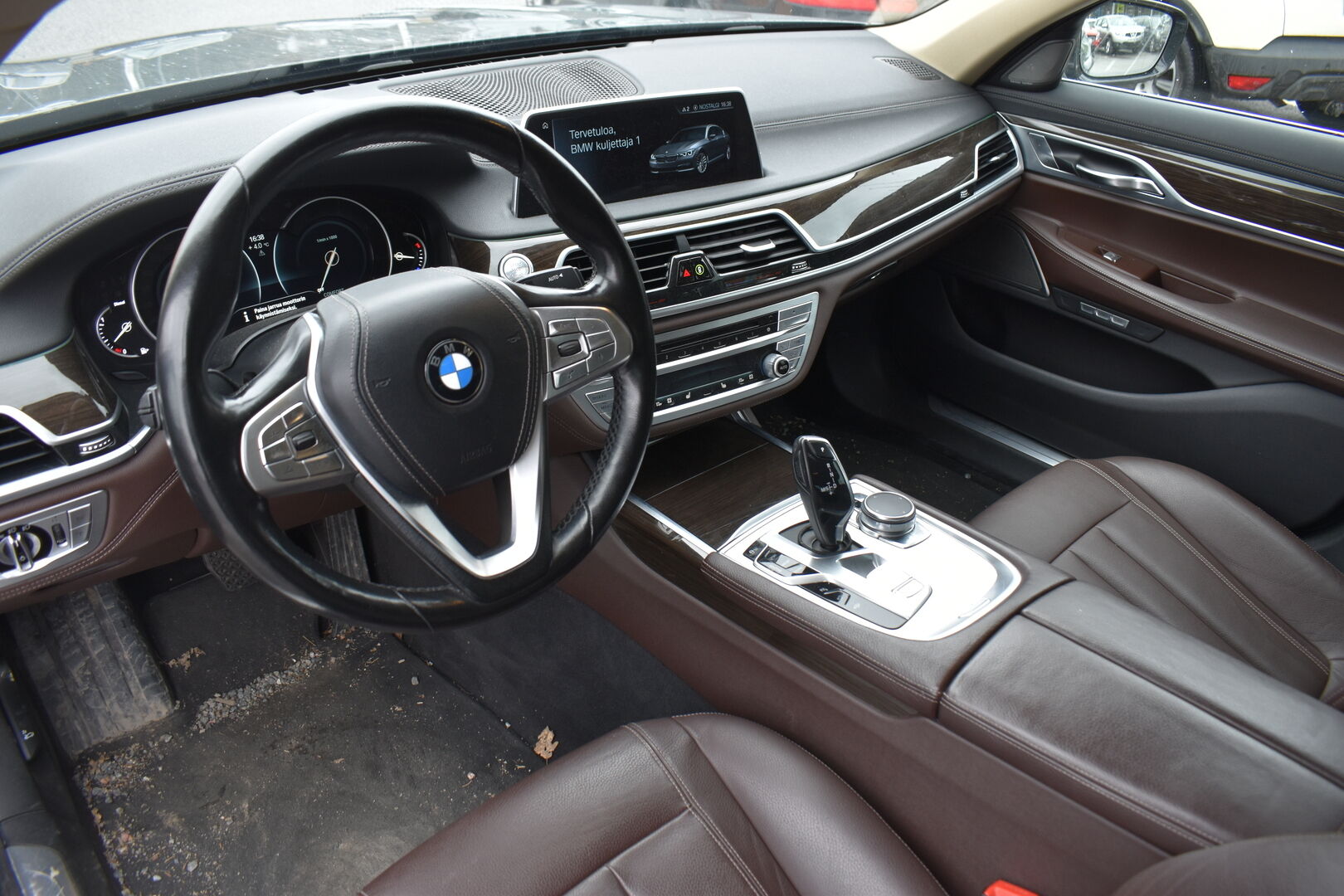 Harmaa Sedan, BMW 730 – GMA-532
