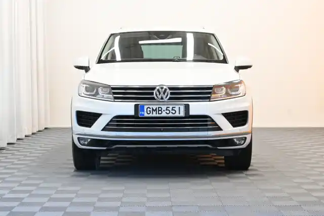 Valkoinen Maastoauto, Volkswagen Touareg – GMB-551