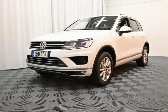 Valkoinen Maastoauto, Volkswagen Touareg – GMB-551