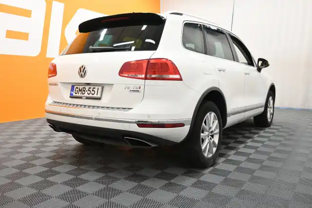 Valkoinen Maastoauto, Volkswagen Touareg – GMB-551