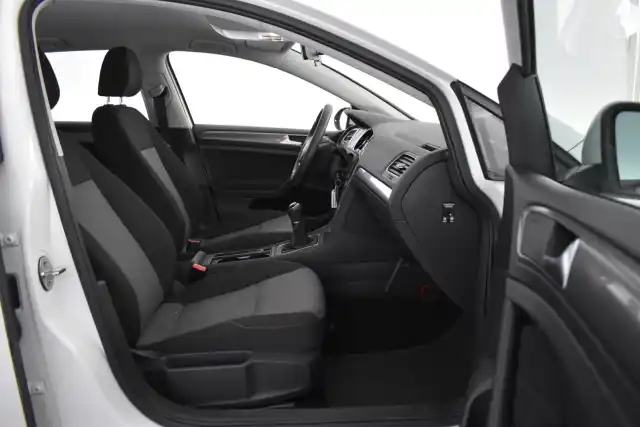 Valkoinen Viistoperä, Volkswagen Golf – GMB-634