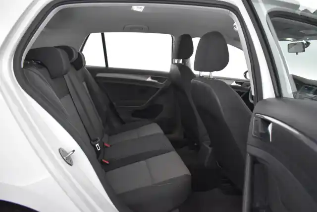 Valkoinen Viistoperä, Volkswagen Golf – GMB-634