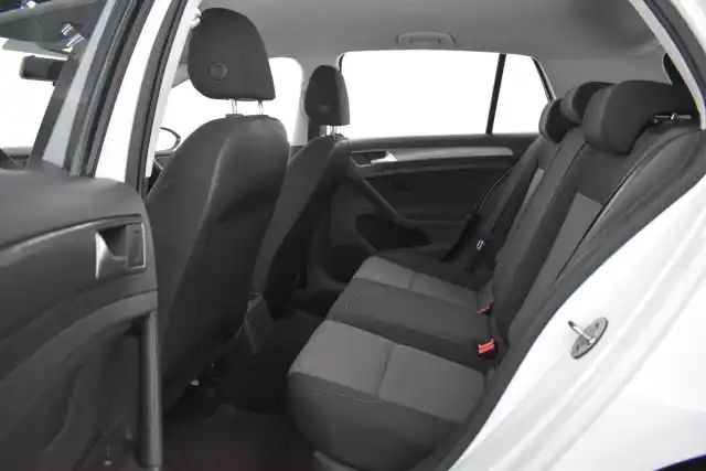 Valkoinen Viistoperä, Volkswagen Golf – GMB-634