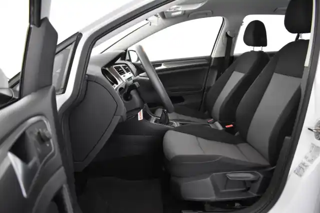 Valkoinen Viistoperä, Volkswagen Golf – GMB-634