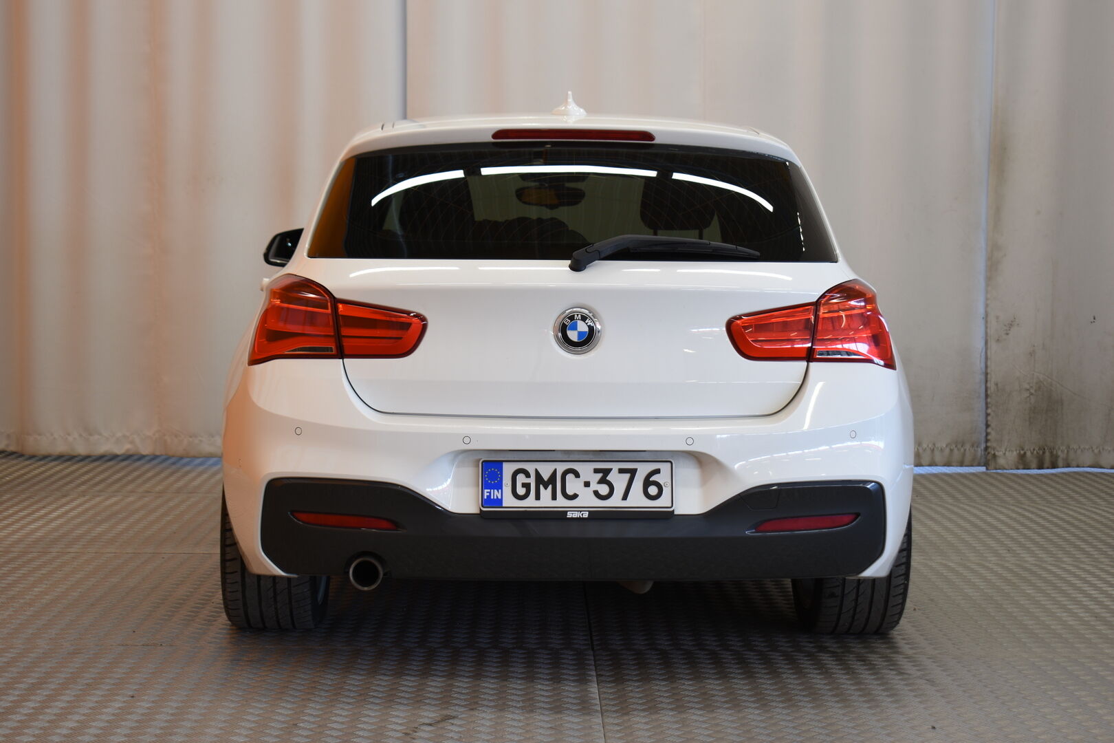 Valkoinen Viistoperä, BMW 116 – GMC-376