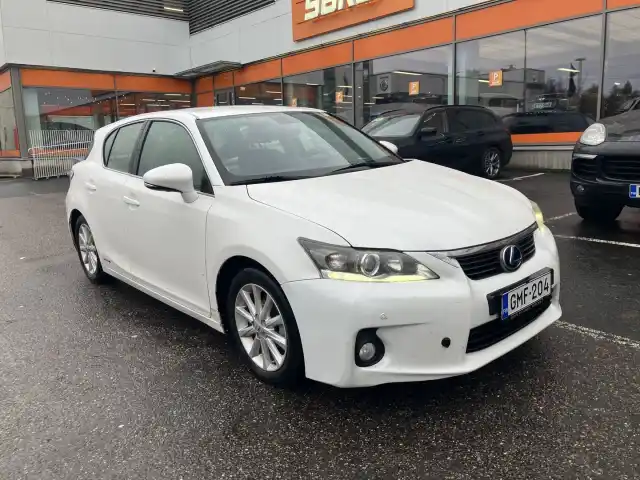 Valkoinen Viistoperä, Lexus CT – GMF-204