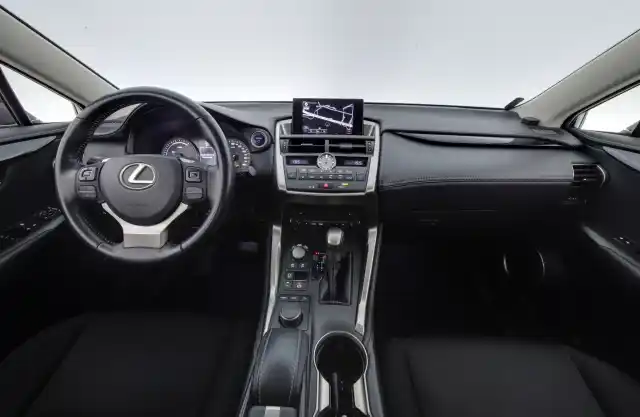 Valkoinen Maastoauto, Lexus NX – GMF-260