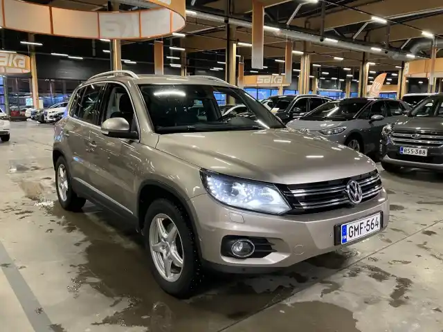 Ruskea (beige) Maastoauto, Volkswagen Tiguan – GMF-564