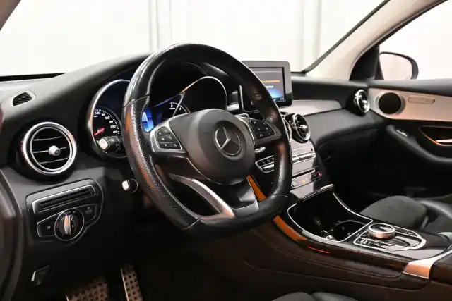 Valkoinen Coupe, Mercedes-Benz GLC – GMG-689