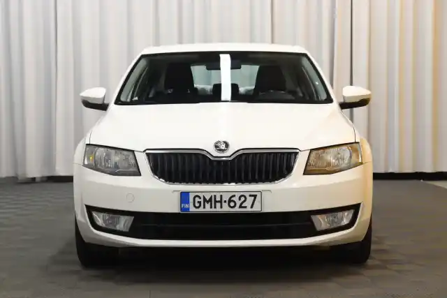 Valkoinen Sedan, Skoda Octavia – GMH-627