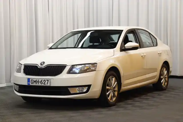 Valkoinen Sedan, Skoda Octavia – GMH-627