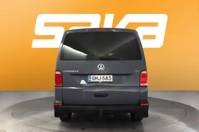 Harmaa Tila-auto, Volkswagen Caravelle – GMJ-583