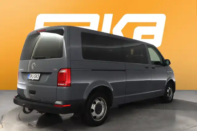 Harmaa Tila-auto, Volkswagen Caravelle – GMJ-583