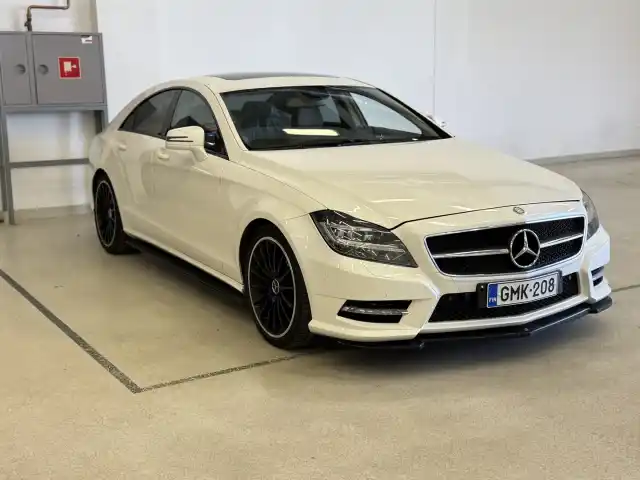 Valkoinen Sedan, Mercedes-Benz CLS – GMK-208