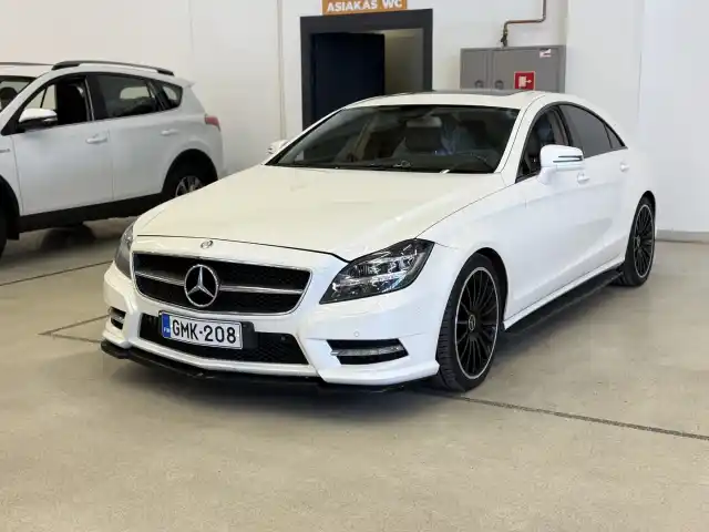 Valkoinen Sedan, Mercedes-Benz CLS – GMK-208