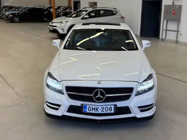 Valkoinen Sedan, Mercedes-Benz CLS – GMK-208