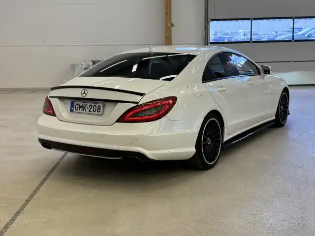 Valkoinen Sedan, Mercedes-Benz CLS – GMK-208