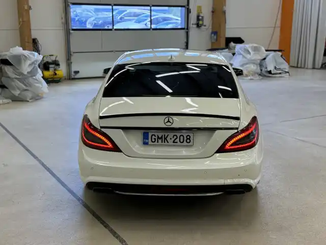Valkoinen Sedan, Mercedes-Benz CLS – GMK-208
