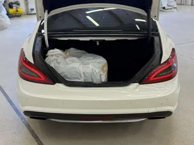 Valkoinen Sedan, Mercedes-Benz CLS – GMK-208