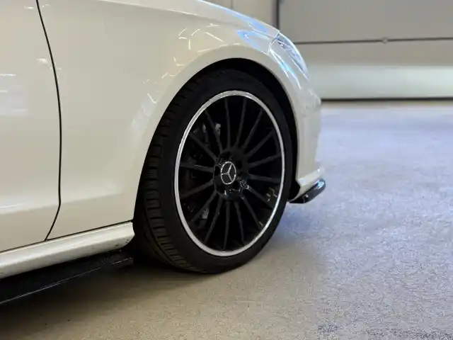 Valkoinen Sedan, Mercedes-Benz CLS – GMK-208