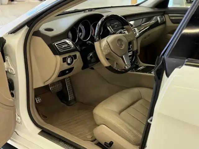 Valkoinen Sedan, Mercedes-Benz CLS – GMK-208