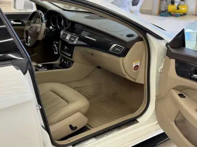 Valkoinen Sedan, Mercedes-Benz CLS – GMK-208