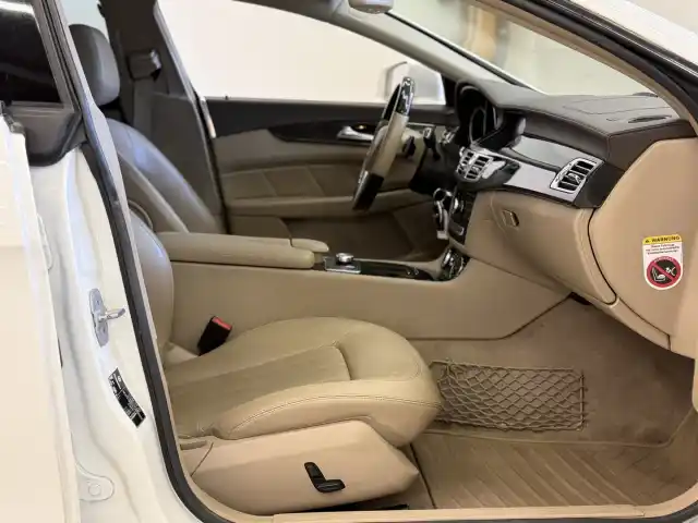 Valkoinen Sedan, Mercedes-Benz CLS – GMK-208